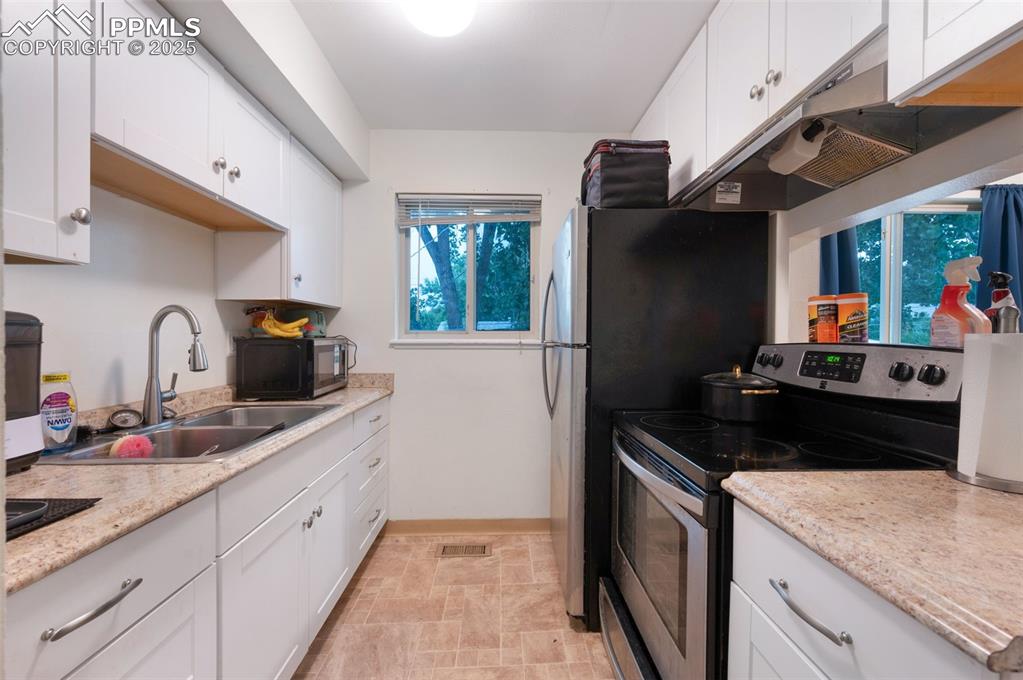 Image 5 of 20: Kitchen