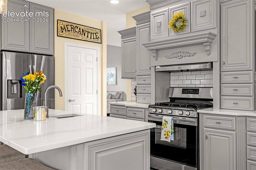 Image 16 of 50: Kitchen