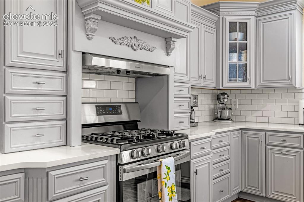 Image 17 of 50: Kitchen