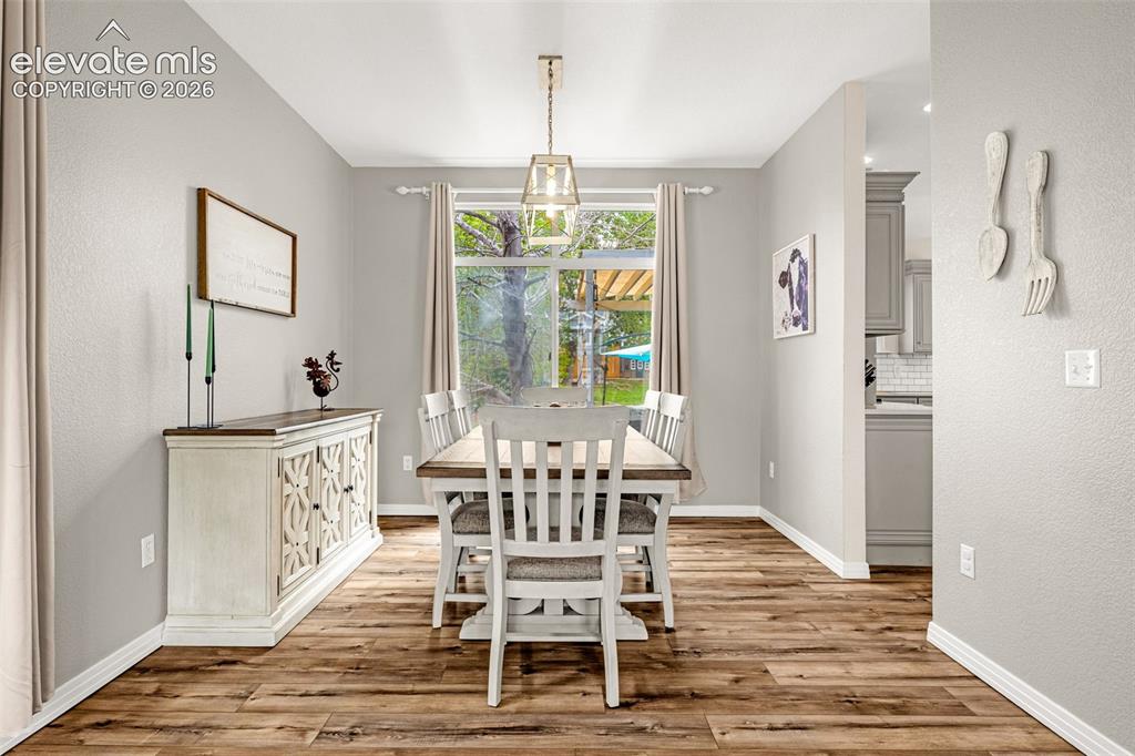 Image 7 of 50: Dining Area