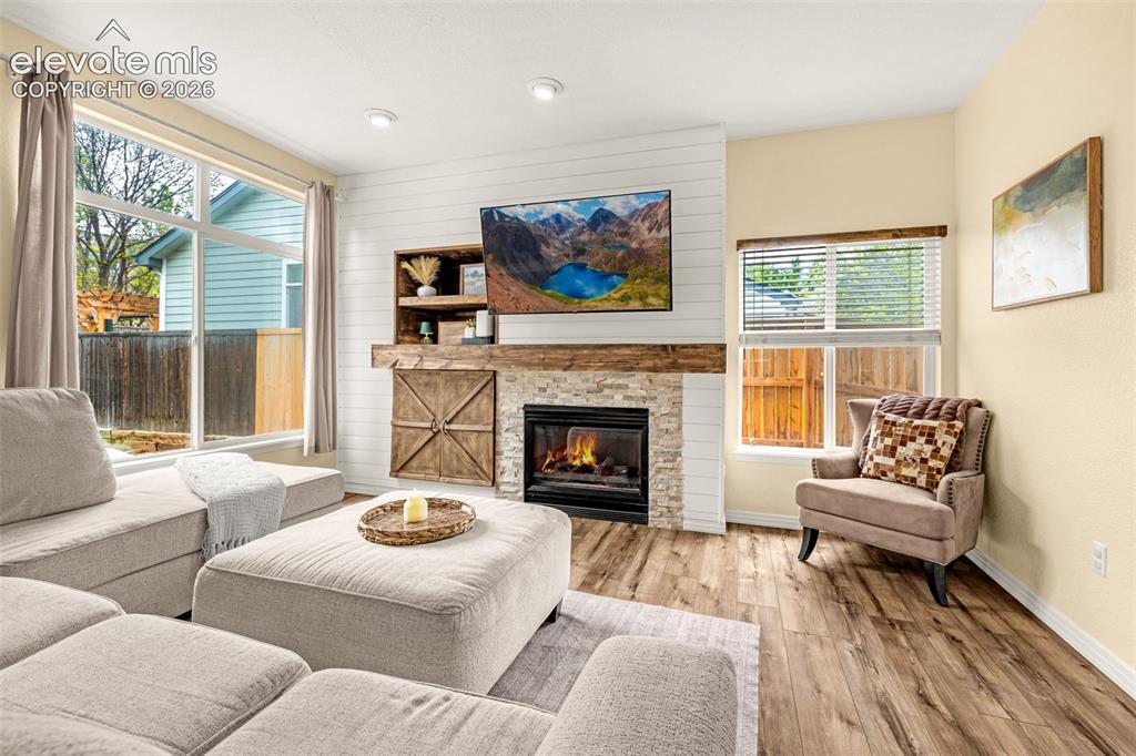 Image 9 of 50: Living Room