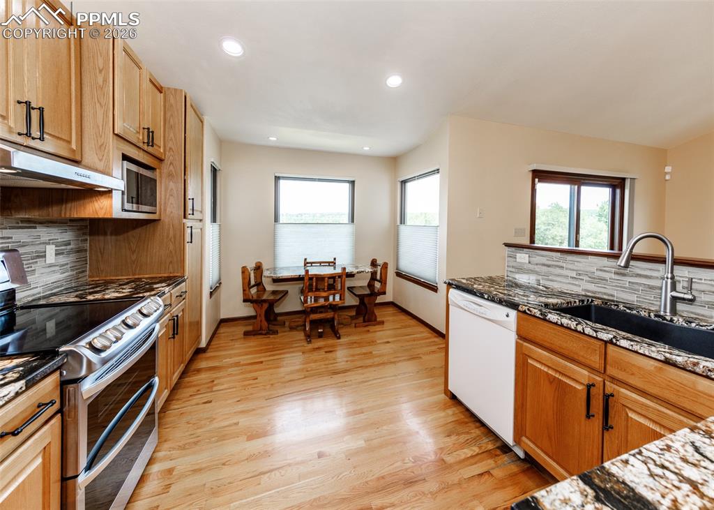 Image 10 of 41: Kitchen