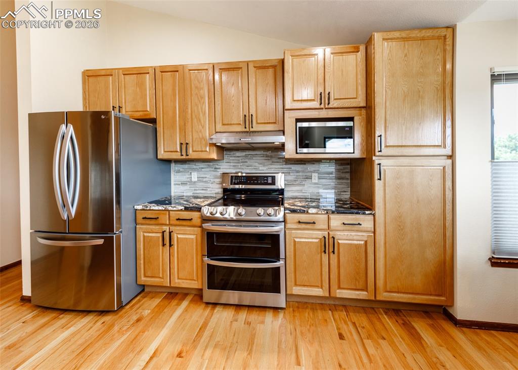 Image 11 of 41: Kitchen