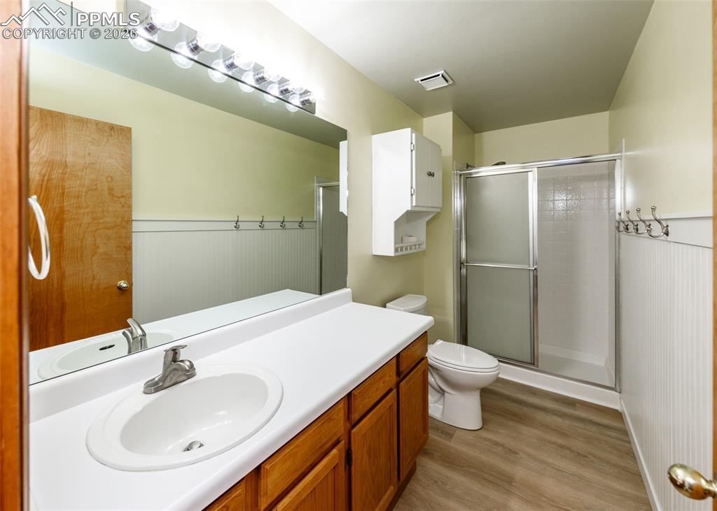 Image 25 of 41: Bathroom