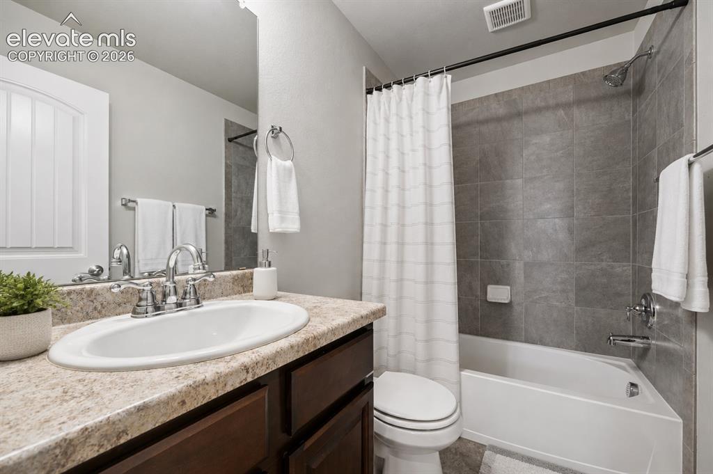 Image 11 of 17: Bathroom