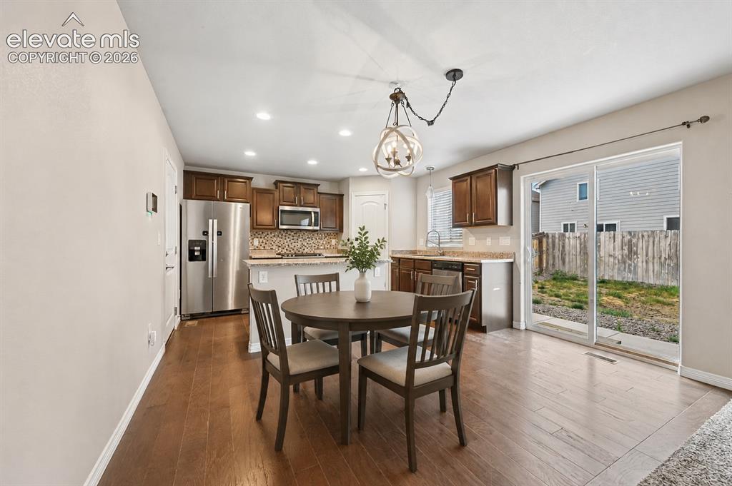 Image 5 of 17: Dining Area
