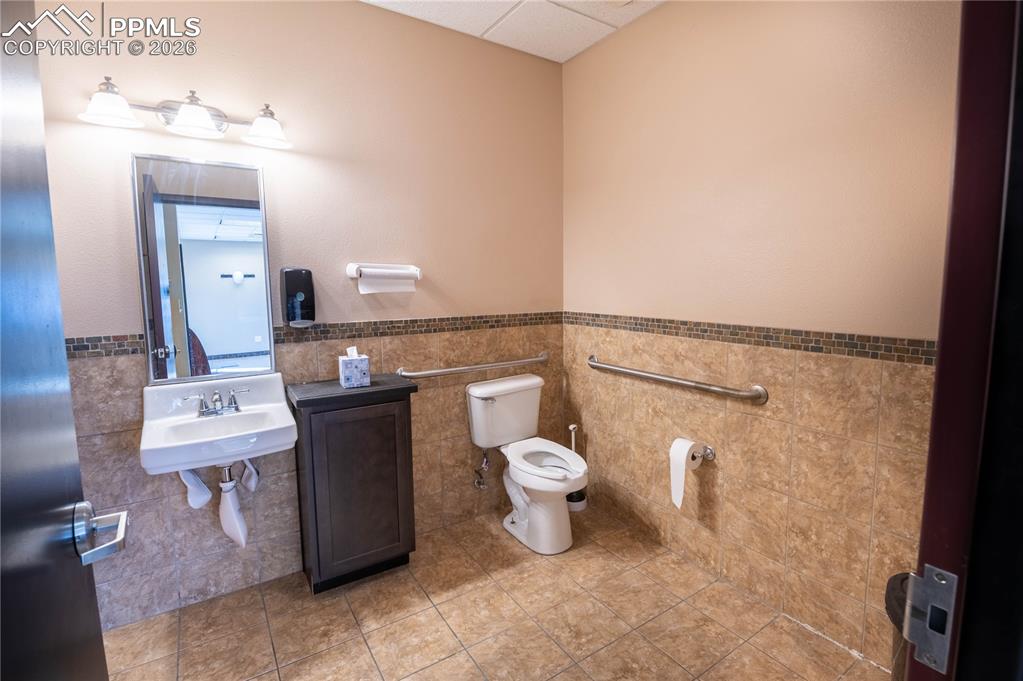 Image 12 of 24: Bathroom