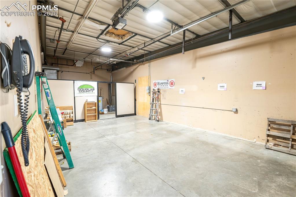 Image 18 of 24: Garage