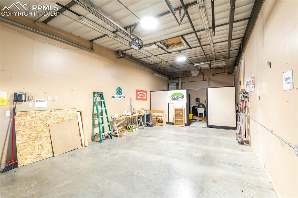 Image 19 of 24: Garage