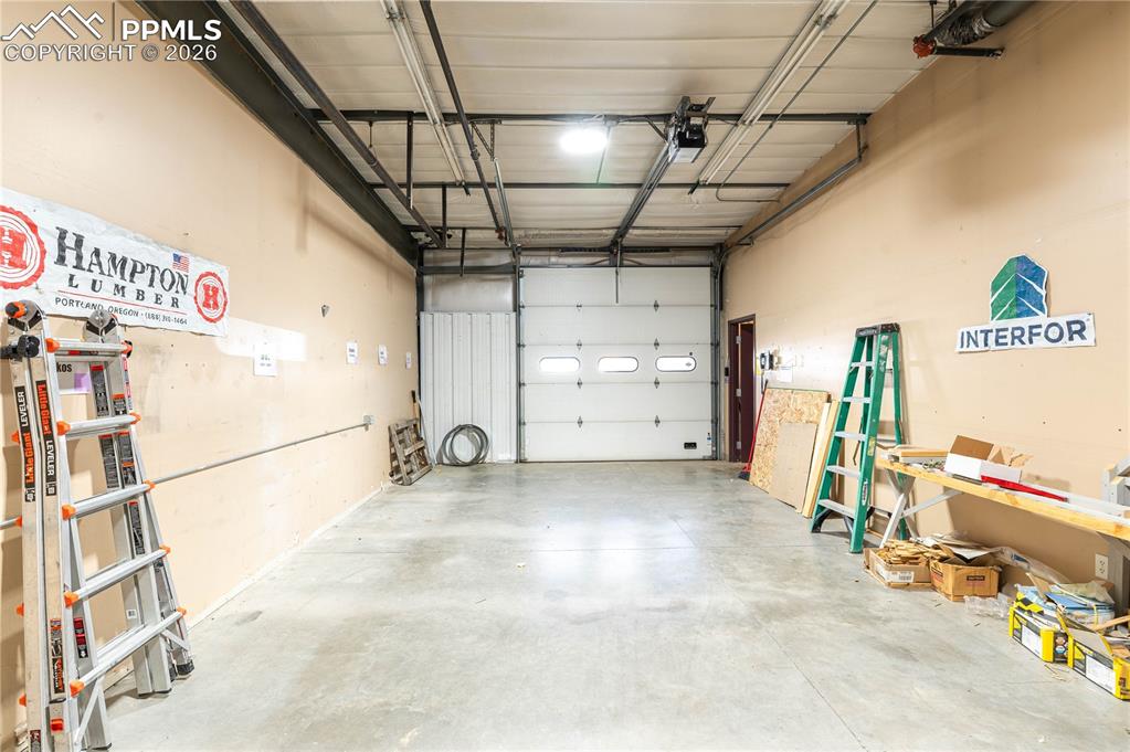 Image 20 of 24: Garage