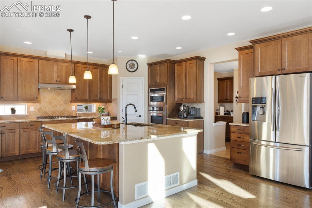 Image 10 of 50: Kitchen