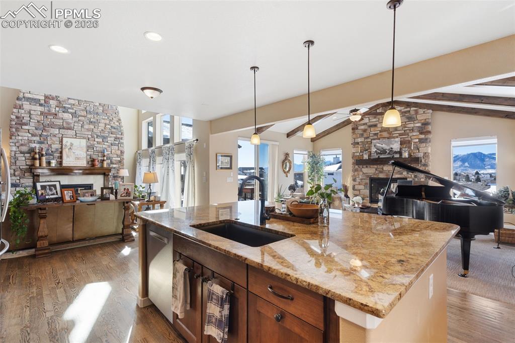 Image 12 of 50: Kitchen