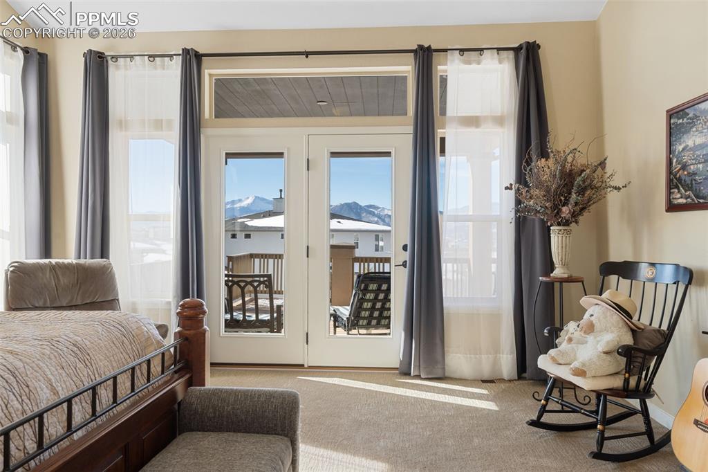 Image 19 of 50: Bedroom