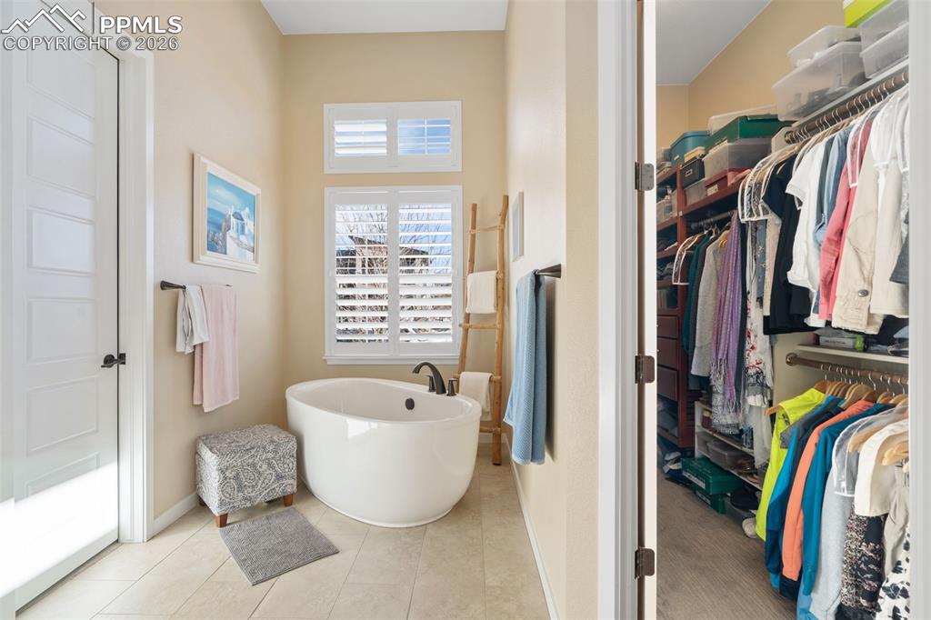 Image 22 of 50: Bathroom