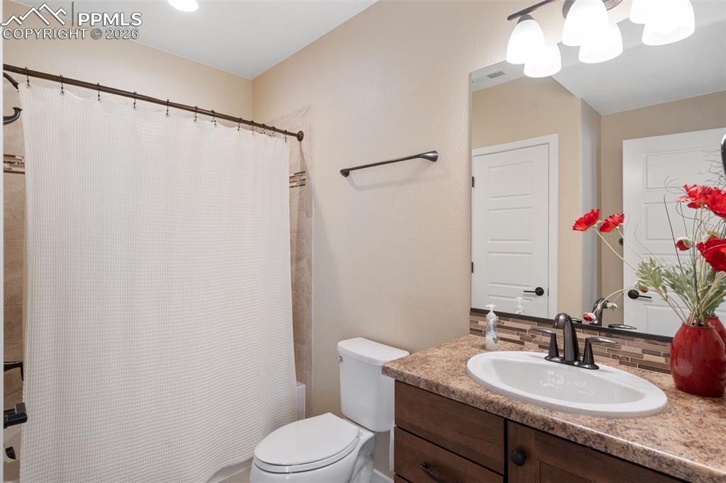 Image 30 of 50: Bathroom