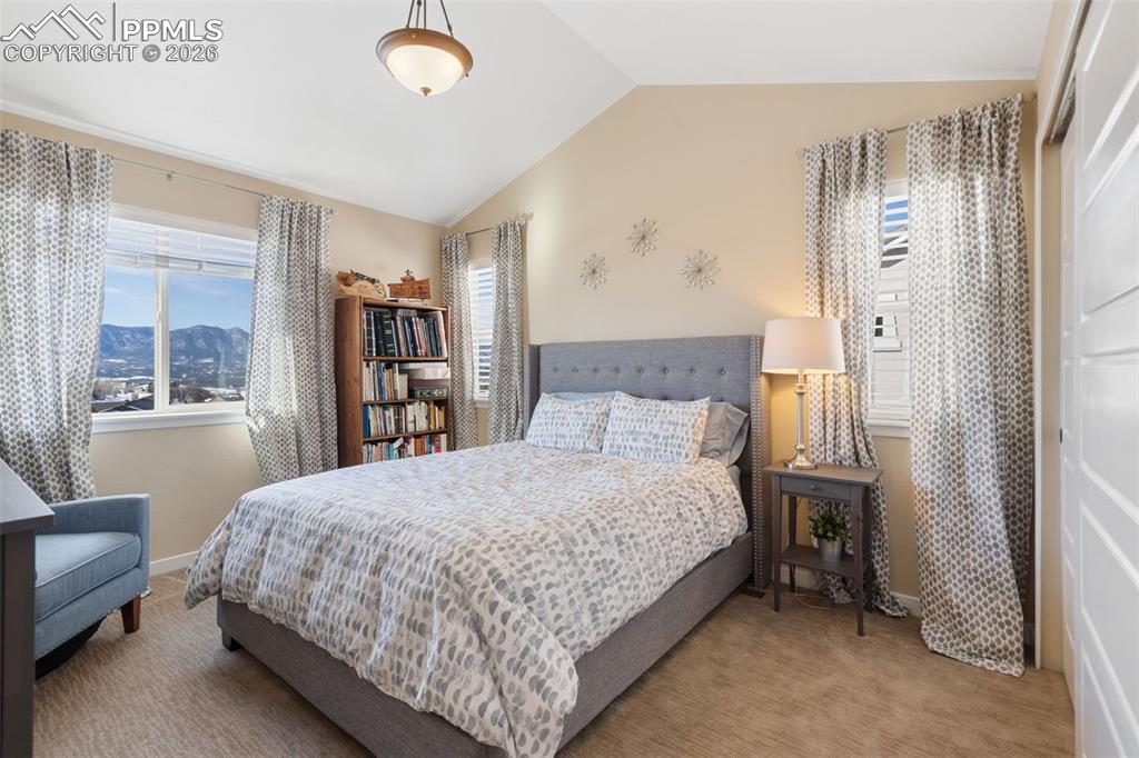 Image 33 of 50: Bedroom