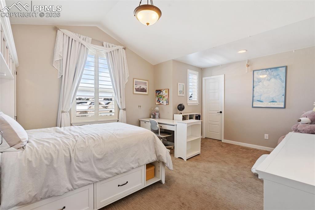 Image 34 of 50: Bedroom