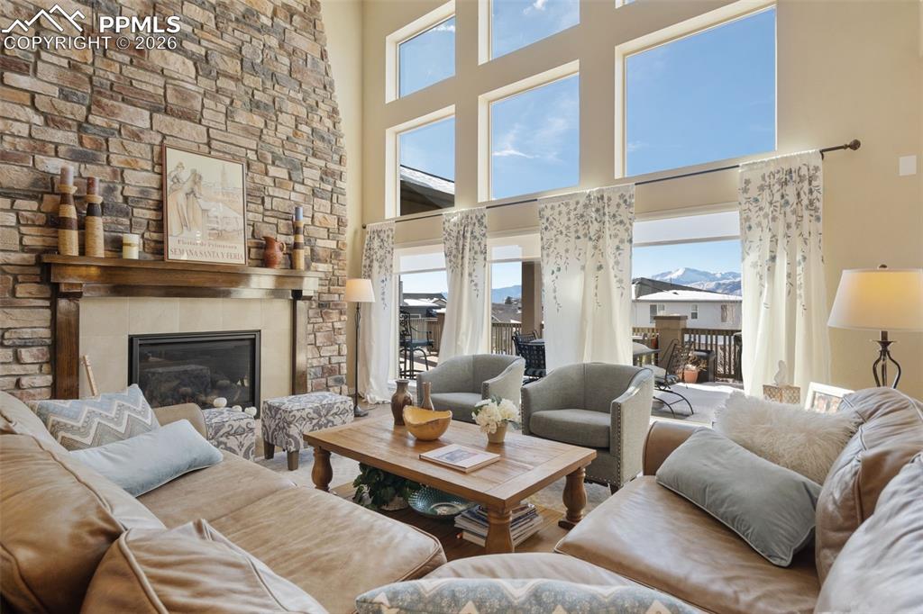 Image 4 of 50: Living Room