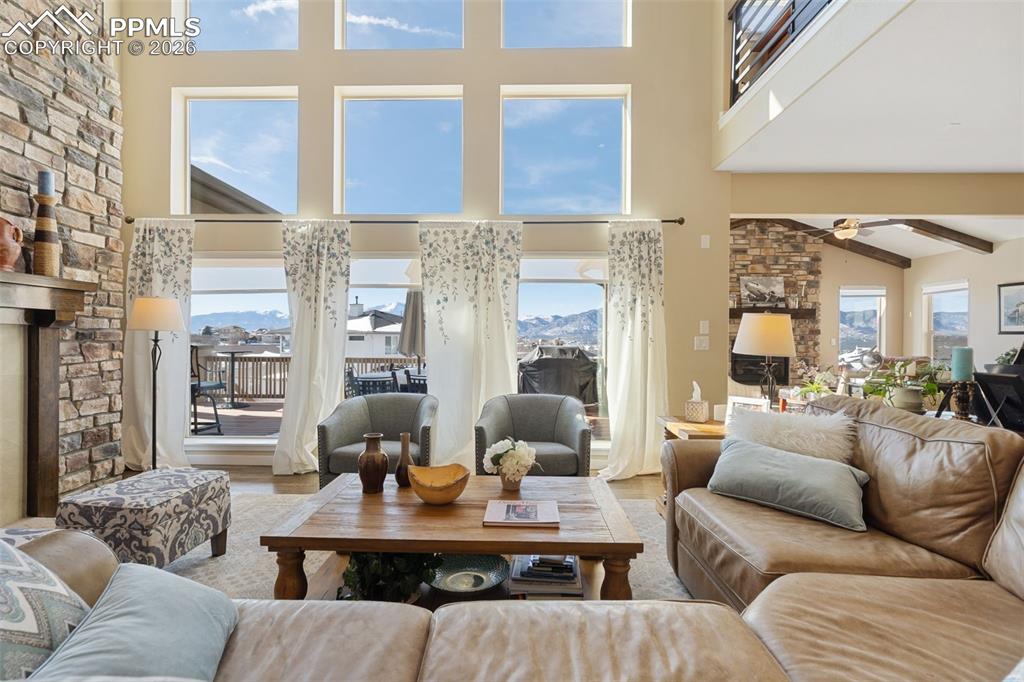 Image 5 of 50: Living Room