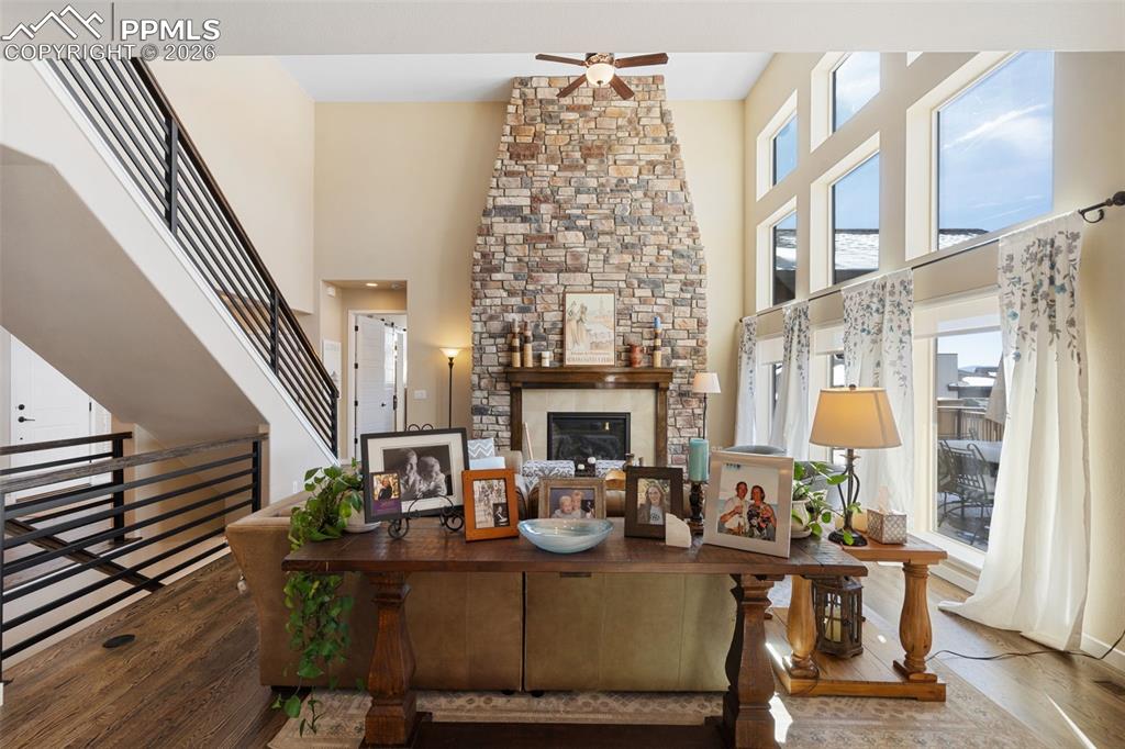 Image 7 of 50: Living Room