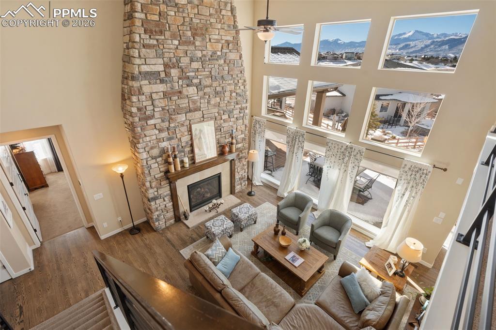 Image 8 of 50: Living Room