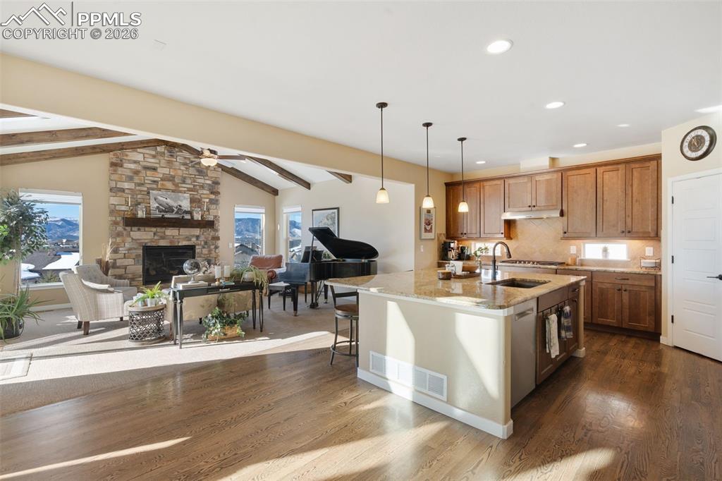 Image 9 of 50: Kitchen