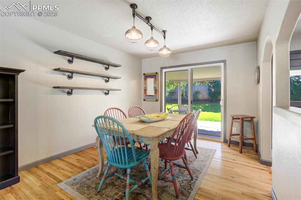 Image 14 of 50: Dining Area