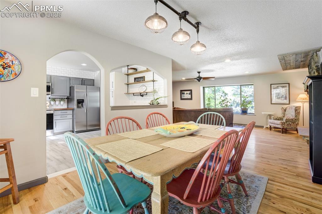 Image 16 of 50: Dining Area