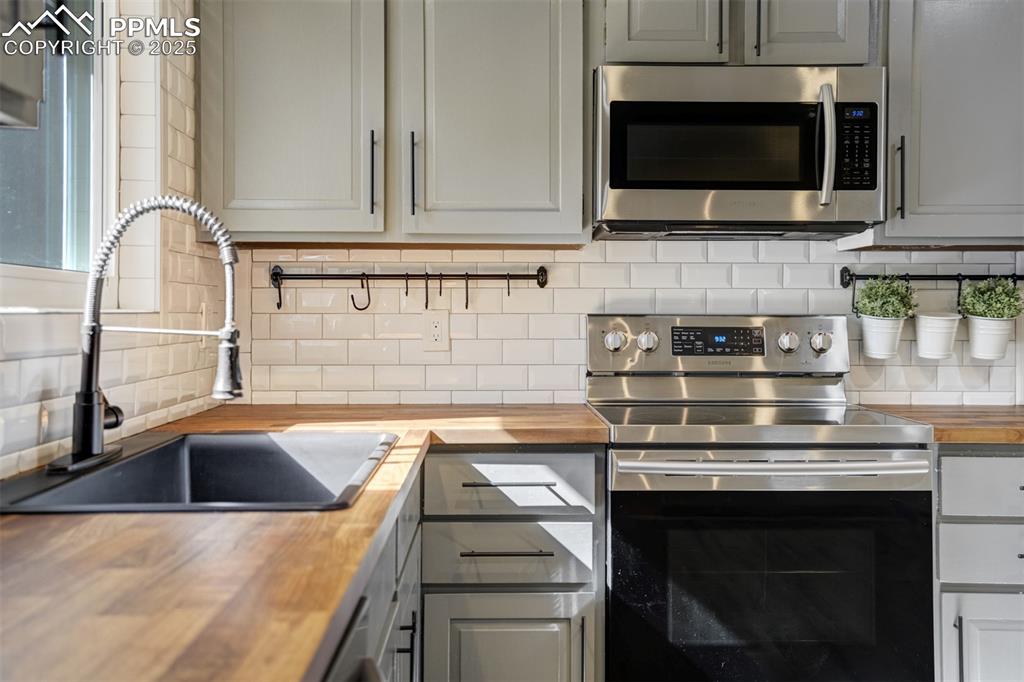 Image 18 of 50: Kitchen