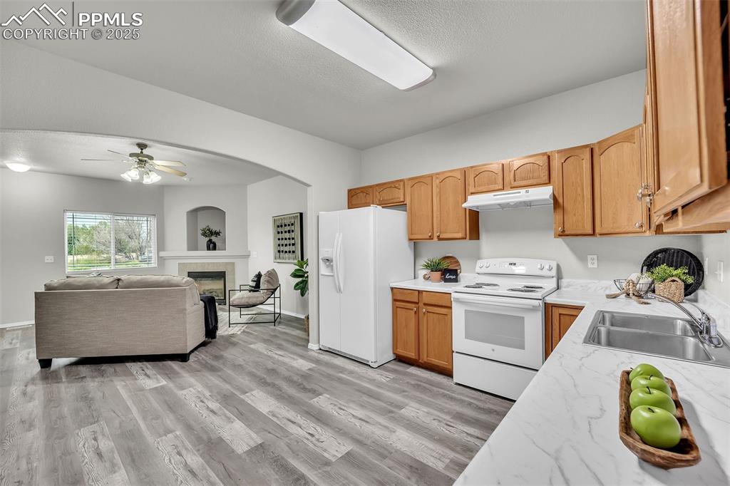 Image 10 of 25: Kitchen