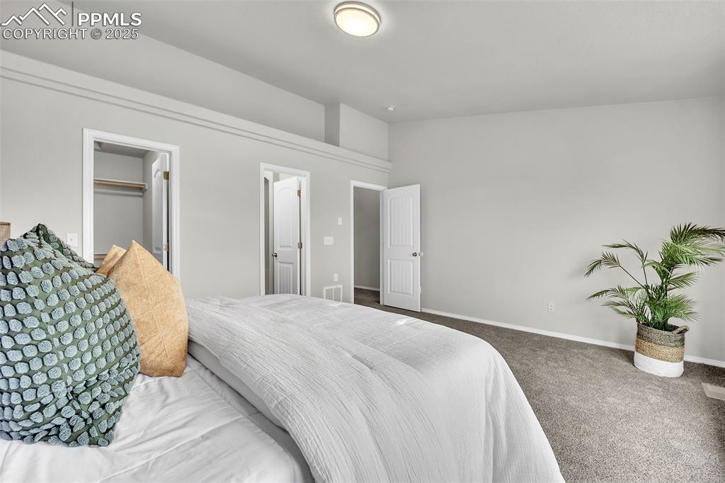 Image 14 of 25: Bedroom