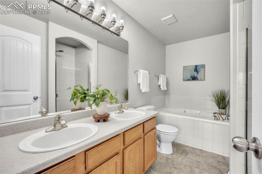 Image 17 of 25: Bathroom