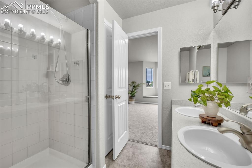 Image 18 of 25: Bathroom