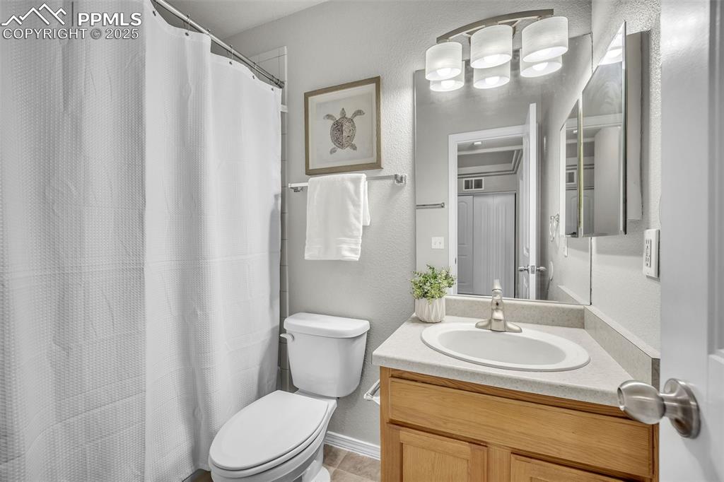 Image 23 of 25: Bathroom