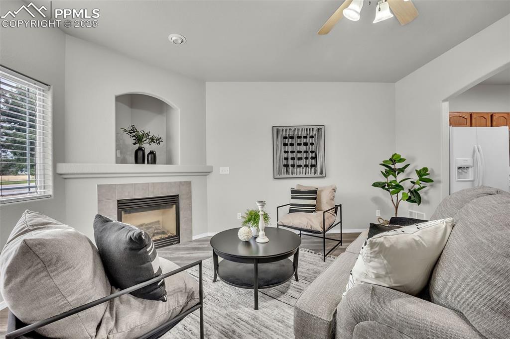 Image 4 of 25: Living Room