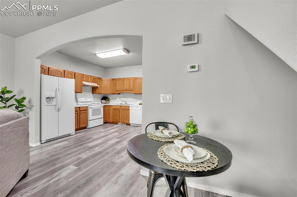 Image 7 of 25: Kitchen