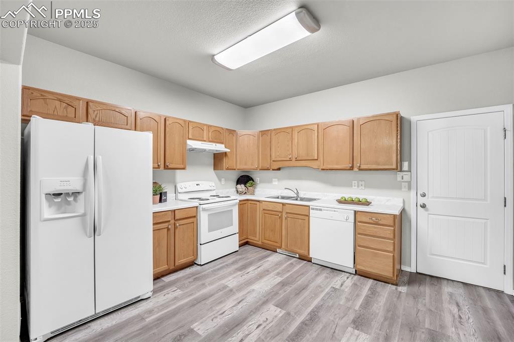 Image 8 of 25: Kitchen