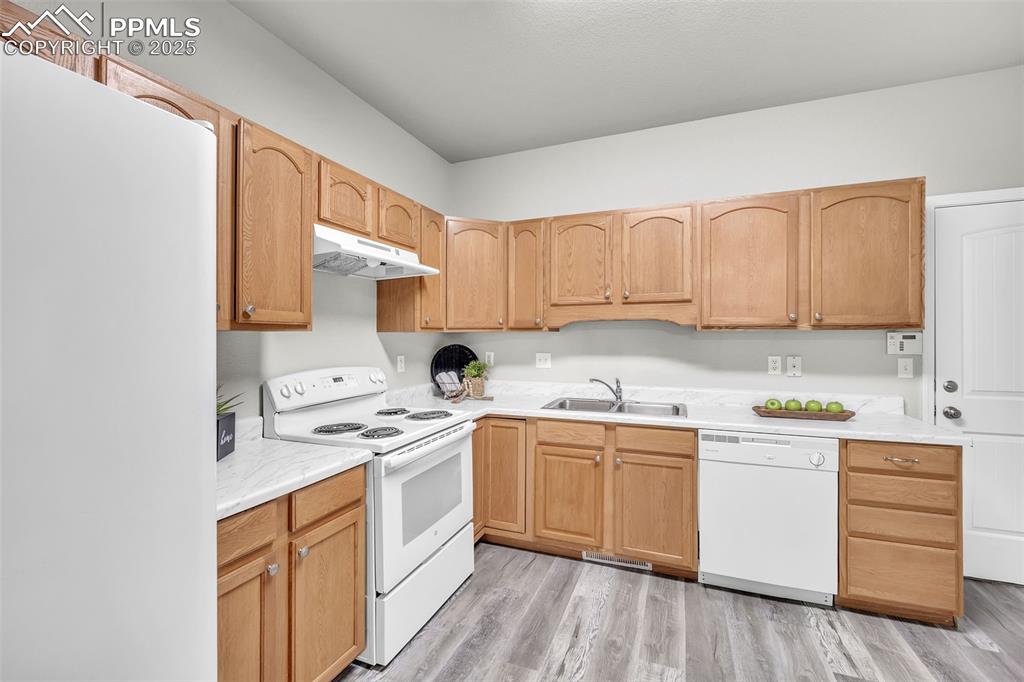 Image 9 of 25: Kitchen