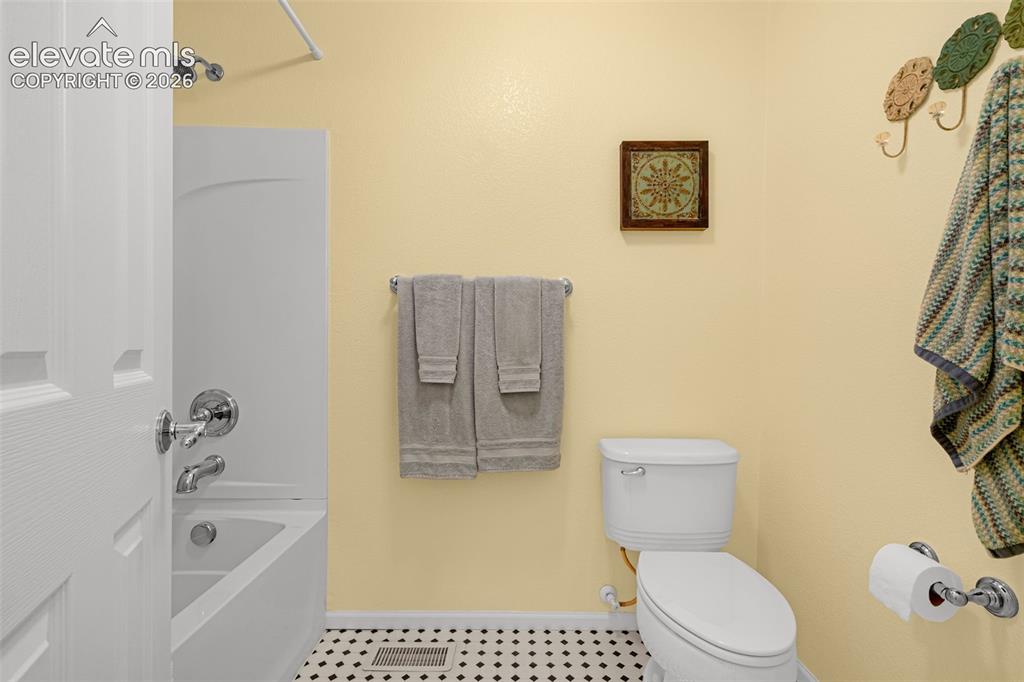 Image 23 of 33: Bathroom