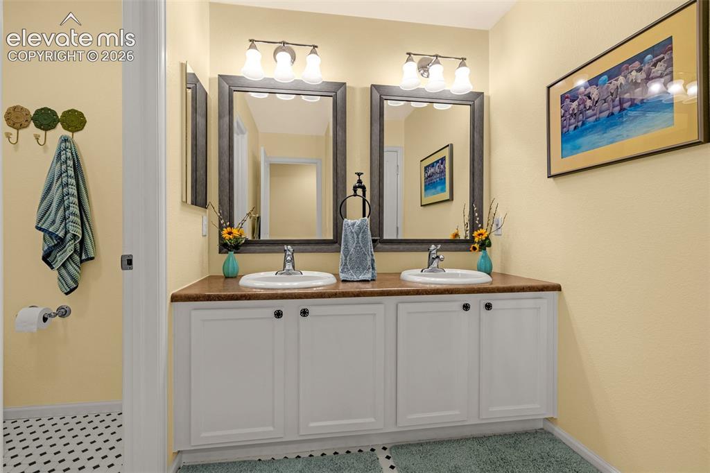 Image 24 of 33: Bathroom