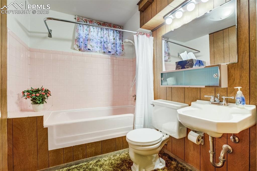 Image 34 of 47: Full bath with shower / bath combination with curtain and toilet