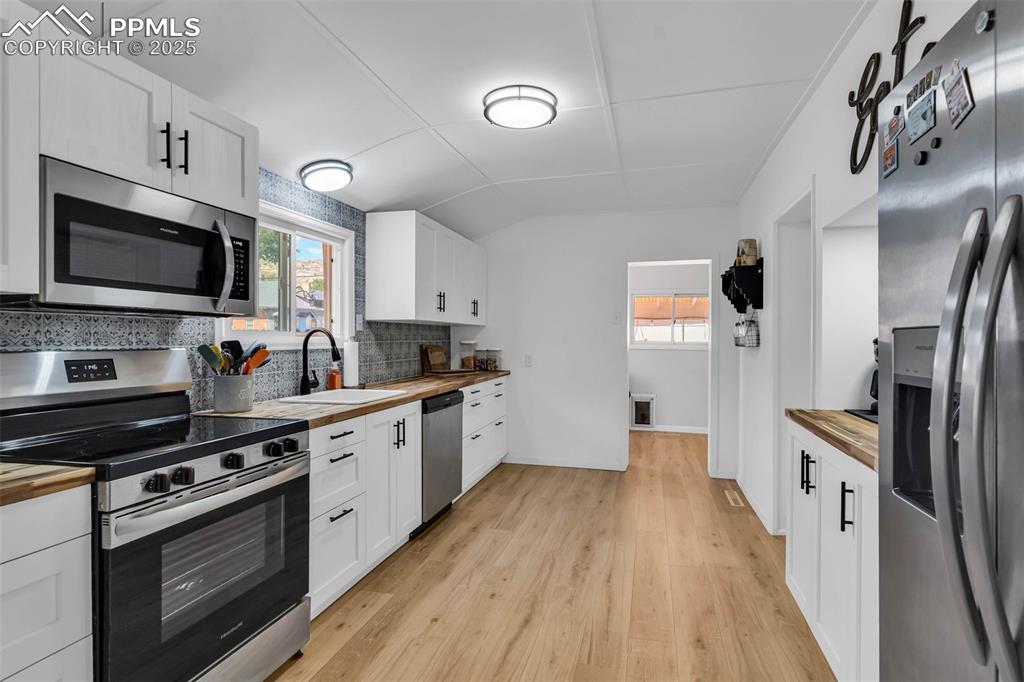 Image 13 of 46: Kitchen