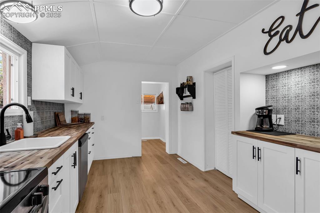 Image 14 of 46: Kitchen