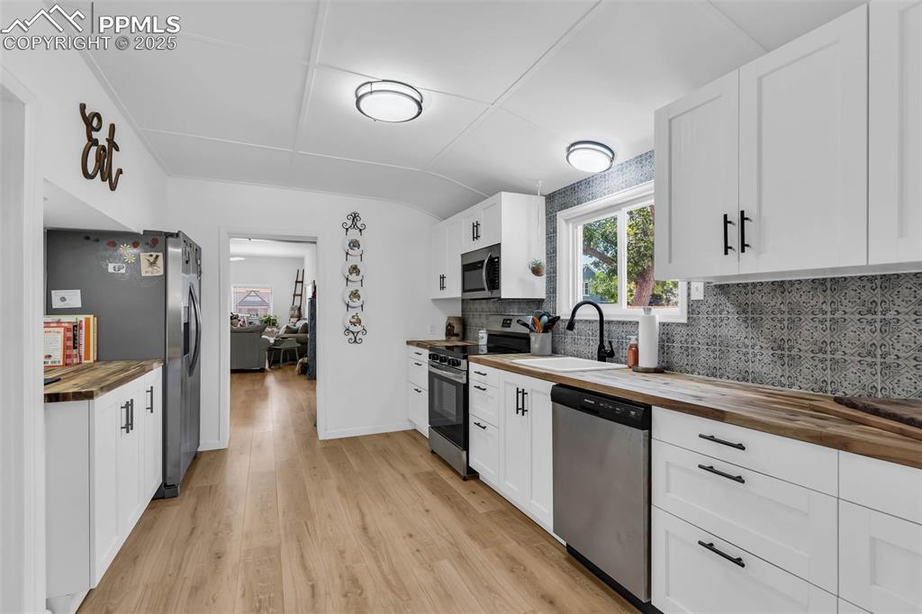 Image 15 of 46: Kitchen