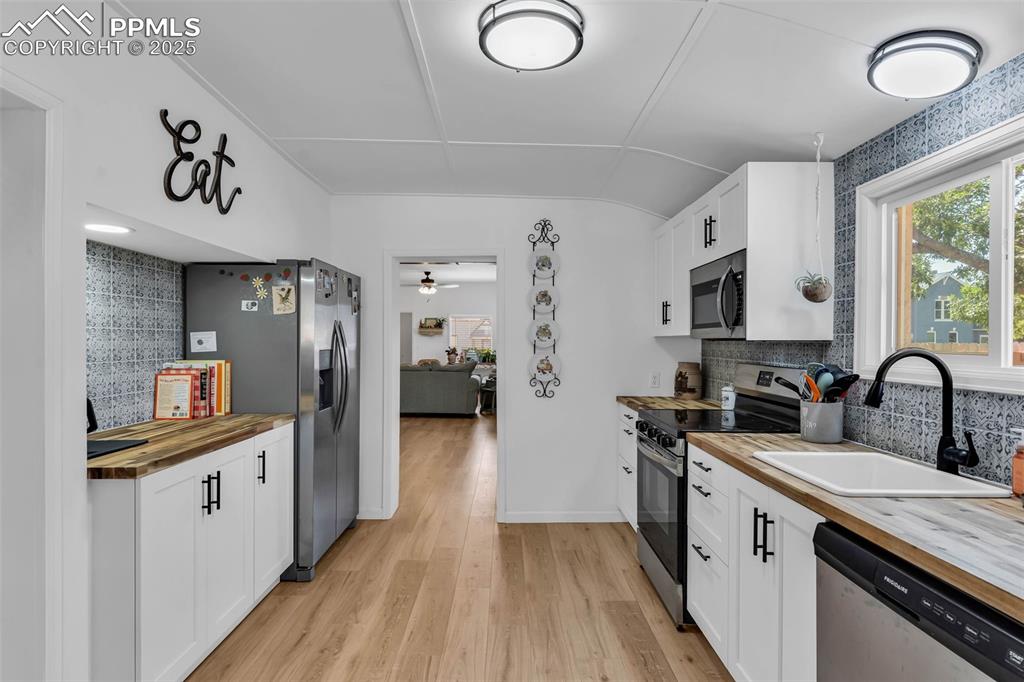 Image 16 of 46: Kitchen