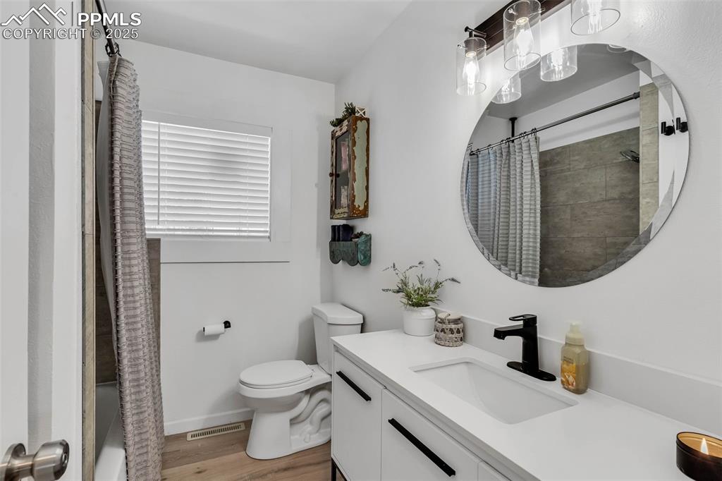 Image 24 of 46: Bathroom