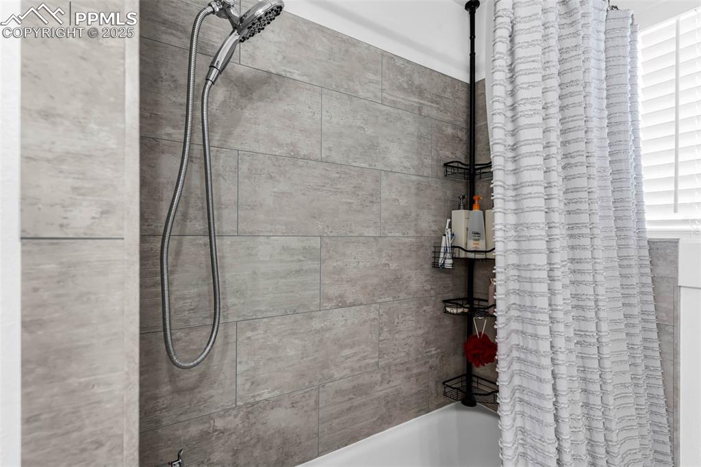 Image 25 of 46: Bathroom