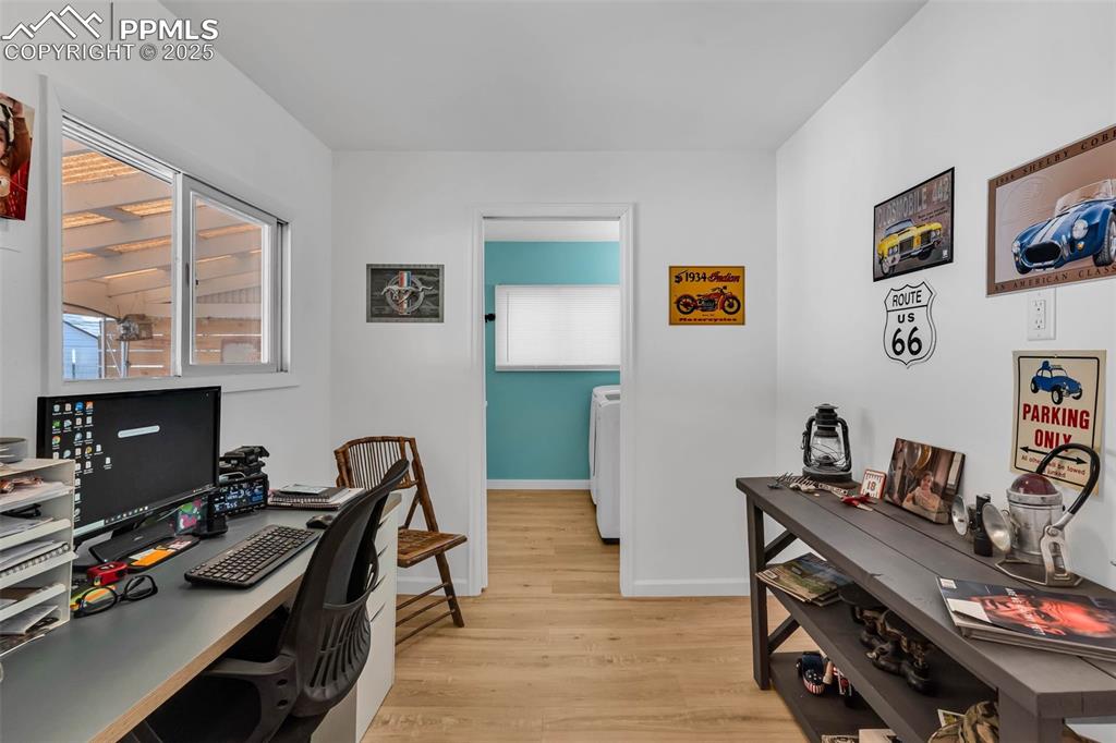 Image 29 of 46: Office