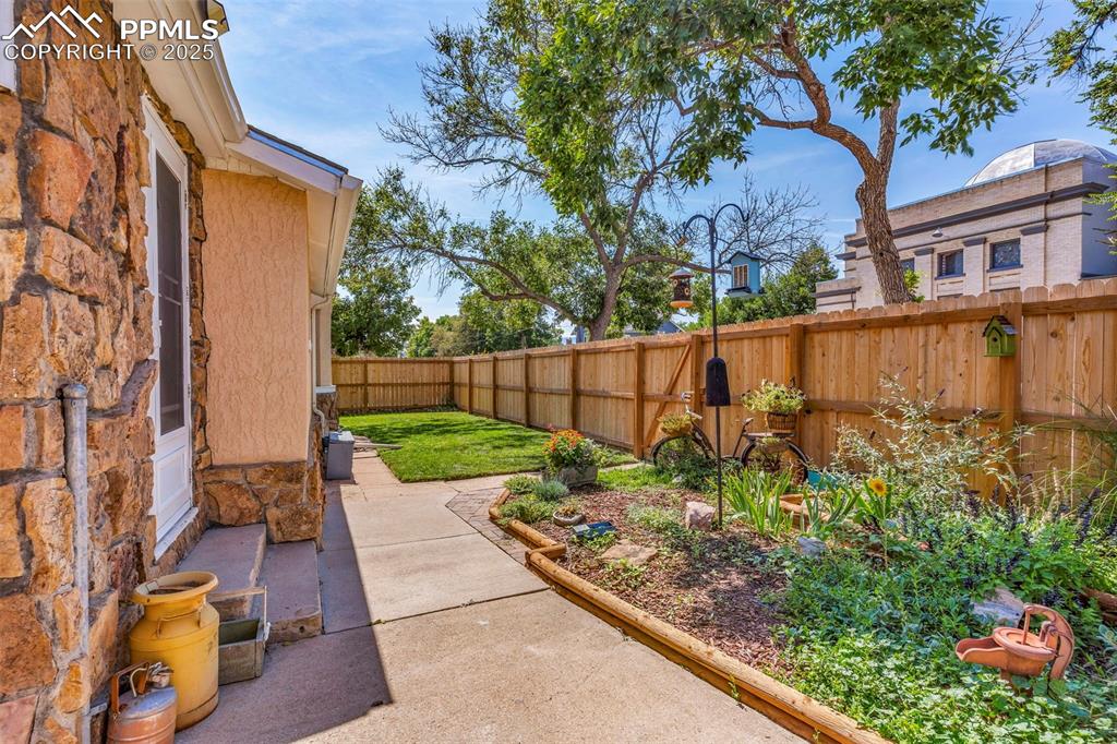 Image 36 of 46: Yard