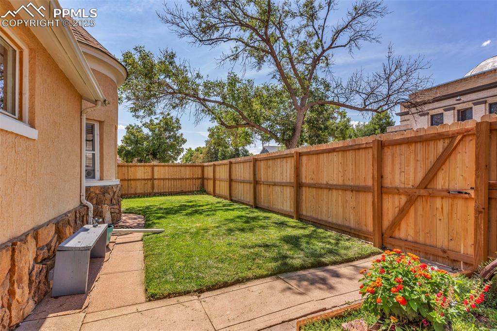 Image 37 of 46: Yard